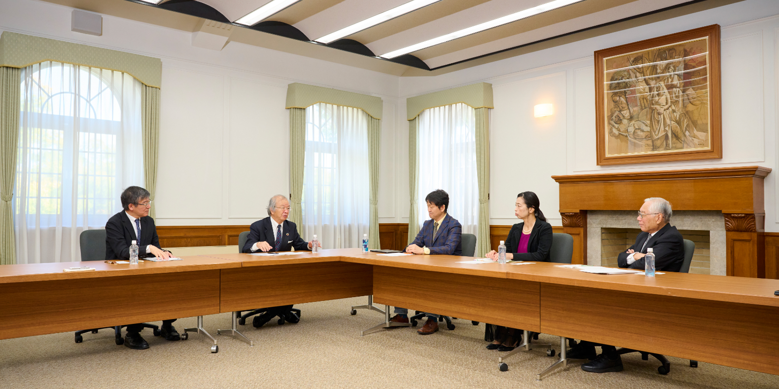 会議室での座談会の様子