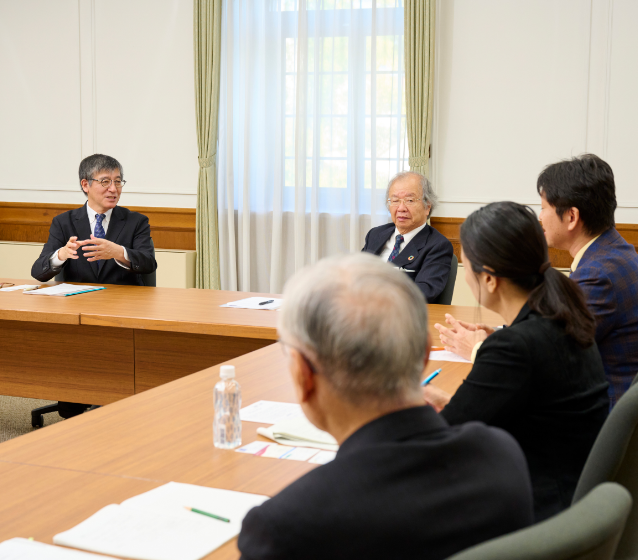 校舎を前に全員で集合写真