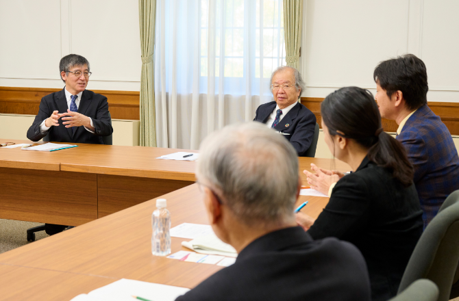 校舎を前に全員で集合写真