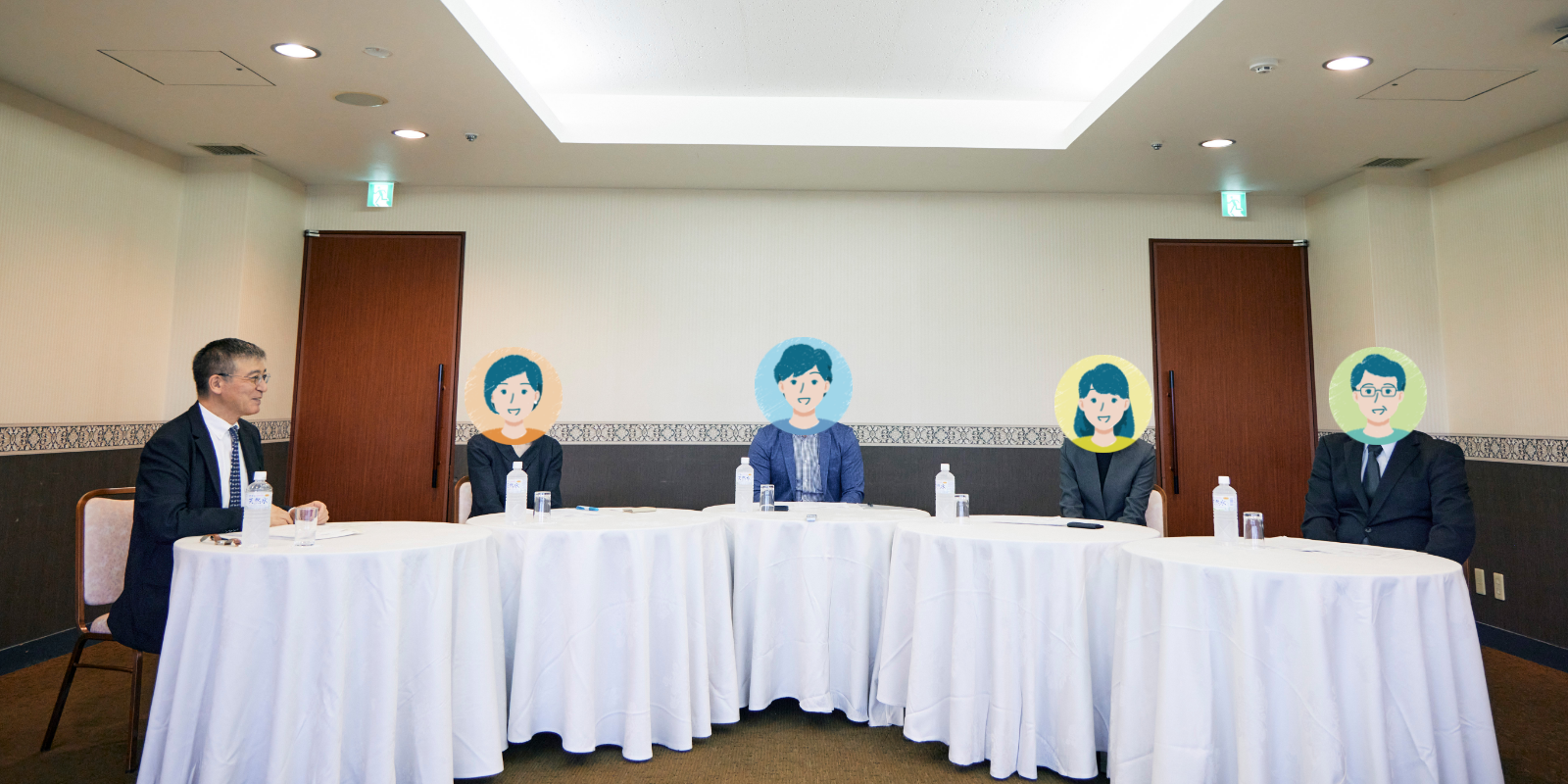 テーブルを囲んだ座談会の様子