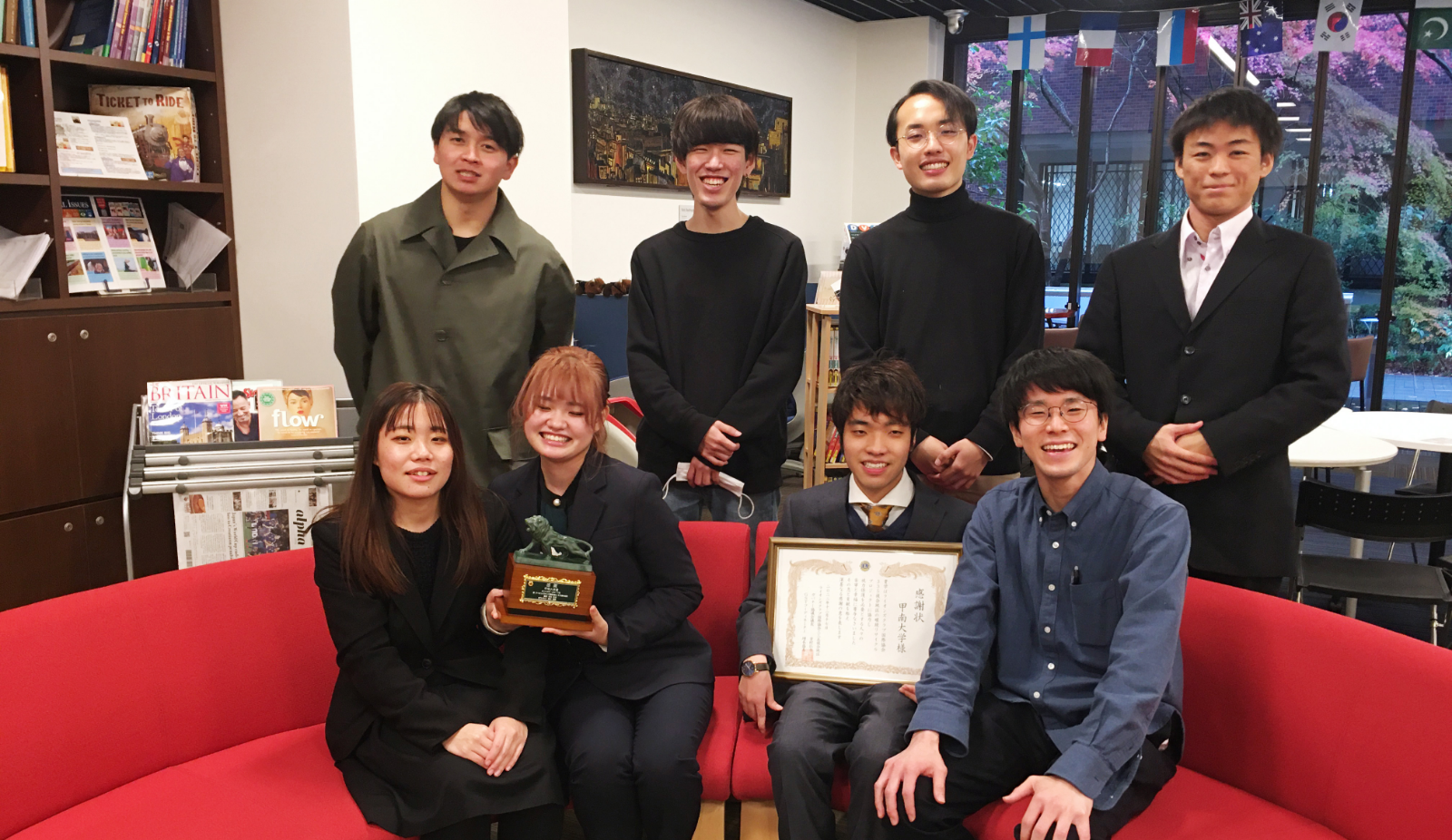 感謝状と8名の写真