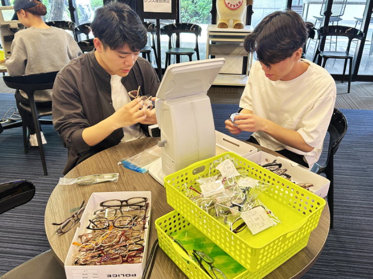 作業中の学生2名